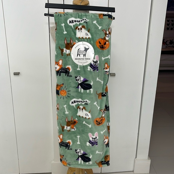 Berkshire Blanket Halloween Green/White/Black "Dogs in Costumes" Throw Blanket - Picture 1 of 6